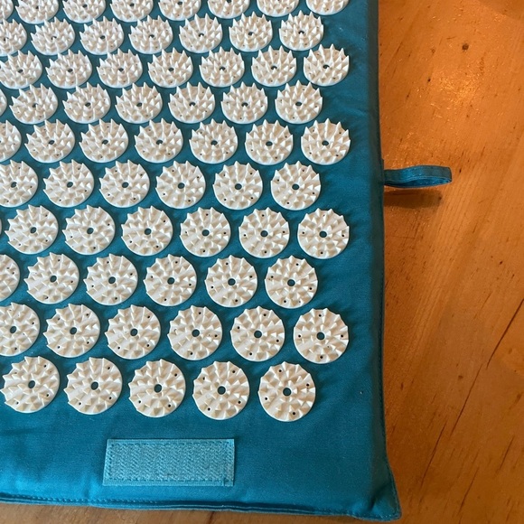 Spoon Space Acupressure teal Mat with Cream Spikes
14X16 1/2” good condition - Picture 3 of 8